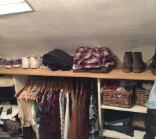 Chambre de ma grande de 12 ans, l'ambiance tranche un peu avec le reste... mais bon, je m'y fais!

L&agrave; c'est le dressing que je lui ai am&eacute;nag&eacute; dans le grenier accol&eacute; &agrave; sa chambre.