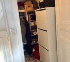 Ancien escalier descendant au sous-sol transformé en placard