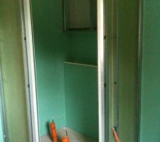 Photo de la construction de la douche a l'italienne    niche pour les produits