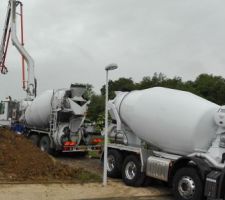 Coulage des fondations sous une fine pluie