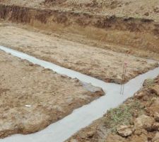 Coulage des fondations sous une fine pluie