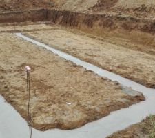 Coulage des fondations sous une fine pluie