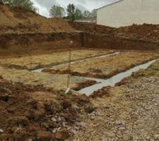 Coulage des fondations sous une fine pluie