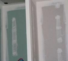 Salle de bain : un côté pour la douche, l'autre pour le ballon d'eau chaude.