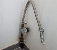 Tuyau d arrivée général d eau apparant dans les toilettes ( pas de coffres pour cacher, non étanche par rapport au vide sanitaire, nous avons les araignées qui remontent par celui-ci