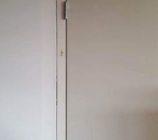 Attention aux portes de votre contrat , soit disant standard : celle-ci ne vaux même pas dix euros , alors que pour 25 euros vous avez une belle porte. Un grand manque de conseil pour tirer les prix au maximum.
Ces portes sont des années 70/80, allez dans les grandes surfaces de bricolage vous ne les trouverez même pas.
Demandez à choisir sur catalogue , et à signer, en notifiant la référence du modèle sur votre contrat.
Le modèle soit disant que nous allions avoir n est pas du tout ce que nous avons eu.
Demandez à voir tous ce qui est prévu dans votre contrat : volet , porte d entrée, porte des différentes pièces...
