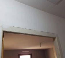 Attention aux portes de votre contrat , soit disant standard : celle-ci ne vaux même pas dix euros , alors que pour 25 euros vous avez une belle porte. Un grand manque de conseil pour tirer les prix au maximum.
Ces portes sont des années 70/80, allez dans les grandes surfaces de bricolage vous ne les trouverez même pas.
Demandez à choisir sur catalogue , et à signer, en notifiant la référence du modèle sur votre contrat.
Le modèle soit disant que nous allions avoir n est pas du tout ce que nous avons eu.
Demandez à voir tous ce qui est prévu dans votre contrat : volet , porte d entrée, porte des différentes pièces...