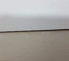 Demandez à voir tous ce qui est prévu dans votre contrat : volet , porte d entrée, porte des différentes pièces...

Trés beau jour entre la carrée et le placo : clairement des finitions à la va vite