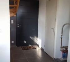 Manque de conseils  objectifs sur les plans proposés, du moment que ça passe dans le budget du client, c est pas grave si lui plus tard vit tous les jours avec ces contraintes .

Ici au niveau de la porte d entrée l escalier est vraiment trop proche de celle ci et donc à chaque personne nouvelle qui vient dans la maison celle ci repars avec une bosse gratuité car elle cogne dans l'escalier