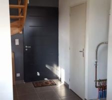 Très belle entrée ( attention il ne faut pas oublié de se baisser , même si on est petit de taille pour éviter les bosses).
A droite , une très belle poutre qui gâche l espace
A gauche très belle vue sur les tuyaux de la pompes à chaleur , emplacement prévu à la base pour un placard,  bye bye le rangement