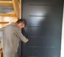 Très belle entrée ( attention il ne faut pas oublier de se baisser , même si on est petit de taille pour éviter les bosses).
Vive la 3 D que malheureusement nous n avons pas eu l honneur d utiliser , ce qui aurait pu nous mettre en garde sur l emplacement de  l'escalier.
Car forcément ce n est pas le commercial qui allait nous dire que nous devrions nous baisser toute notre vie pour sortir ou entrer chez nous.