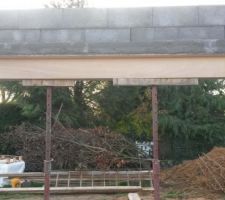 Petite subtilité concernant les BSO.
Autant toutes les fenêtres équipées de volets roulants possèdent des coffres linteau, autant le coffrage des BSO est fait "à l'ancienne". Du béton sur l'extérieur et un espacement à l'intérieur pour acceuillir un demi coffre (isolation intérieure oblige)