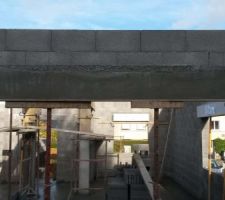 Petite subtilité concernant les BSO.
Autant toutes les fenêtres équipées de volets roulants possèdent des coffres linteau, autant le coffrage des BSO est fait "à l'ancienne". Du béton sur l'extérieur et un espacement à l'intérieur pour acceuillir un demi coffre (isolation intérieure oblige)