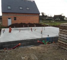 La dalle est coul&eacute;e. Maintenant plusieurs semaines de s&eacute;chage.