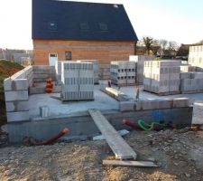 Début d'élévation des murs. La maison commence à prendre forme.