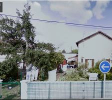 C'est la maison et le jardin vue de la rue par google map