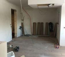 Carrelage de la cuisine en cours avec le carrelage parquet