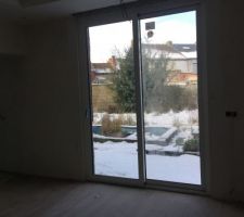 Carrelage dans la Salle à Manger avec vue sur le jardin