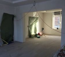 Carrelage dans la Salle à Manger et le Salon. Installation de bâches pour chauffer l'espace en question et pour que les murs sèchent plus vite