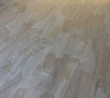 Carrelage dans la Salle à Manger et le Salon. Les joints sont terminés, couleur 133 sable pour faire un effet naturel avec le carrelage parquet