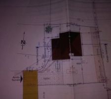 Plan de masse.
Qu'en pensez vous?
Sachant que notre futur voisin va construire en limite de propri&eacute;t&eacute; au sud.
D&eacute;part de son garage &agrave; 6 metres de l'entr&eacute;e de la parcelle.
Quelle orientation pour ce terrain serait optimale ?
Le garage est a l'ouest, 1 baie vitr&eacute;e au sud et une a l'est.
Nous avons privil&eacute;gi&eacute; le terrain sud et Est.
L'ouest est pour nous trop chaud.
Merci pour vos avis.