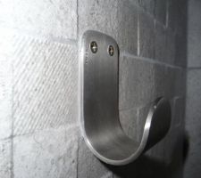 Collage porte-manteaux, têtes de vis factices
