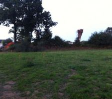 Les premi&egrave;res d&eacute;limitations. les deux arbres ont malheureusement &eacute;t&eacute; coup&eacute;s malgr&eacute; que nous souhaitions les conserver