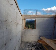 Intérieur studio en sous-sol : vue montagne