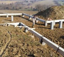 Les longrines sont en places ! Enfin la forme de la maison.