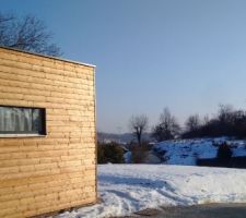 Facade ouest sous le soleil et vue sur les terrains environnants