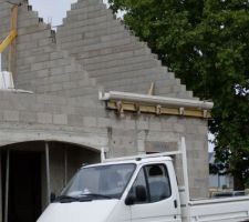 Goutierre integrée dans la corniche