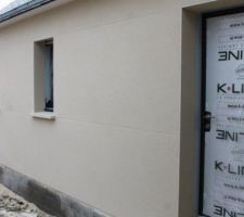 Pose des enduits monocouche grattés coloris : ton pierre (PRB) blanc cassé
façade avant de la maison