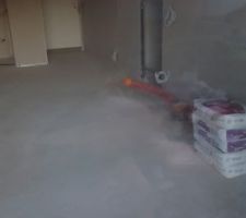 Vue vers l'entr&eacute;e de la baie vitr&eacute;e. Mur de droite o&ugrave; se trouvera le coin salon/tv.