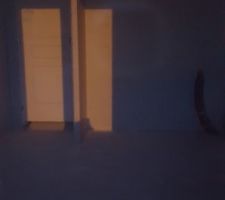 Troisi&egrave;me chambre avec les tuyaux de nourrices dans le futur placard.