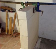 Pour le déplacement des grosses pièces sans difficulté et avec précision.
L'utilisation des 2 serre-joints avec 2 planches de bois pour éviter de marquer la pierre encore humide et friable.