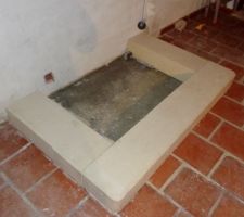 Les premières pierres sont critiques car elles déterminent tout les niveaux de la cheminée. Noter la prise électrique dans la cheminée pour le RIKA Interno. Elle trop basse mieux vaut la monter à 20, 25 cm si vous pouvez tout dépend de la hauteur de votre socle de support.