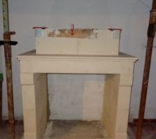 Réalisation de la hotte. Attention: le niveau, l'équerre tout est important. Pensez à mesurer de la hotte car il est possible que vous soyez obliger le couper vos pierres. Cela vient de l'épaisseur des joints précédents. Normalement ma cheminée est auto-portée donc mes joints sont très minces. Je me suis aidé d'équerres à soudure. Vous les devinez en rouge. Mais vérifier toujours avec votre niveau et votre équerre. Je vous conseille de laisser sécher une journée entre chaque niveau de pierre. Le montage est très instable donc prudence.