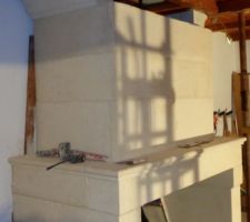 Dernière étape, mise en place des deux corniches latérales. C'est là que vous allez savoir si vos mesures sons correctes. Ici ça passe au millimètre. Je me suis aidé de mes 2 étais pour lever légèrement. Puis je repose les chevrons sur la corniche. Cela bloque toute la hotte.