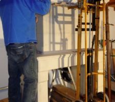 La dernière pierre : la corniche centrale. Cette pièce est très lourde et placé en hauteur.
Ici Nous utilisons un diable élévateur hydraulique pour apporter la corniche au niveau des autres. A deux, Lever, poser, c'est fait!