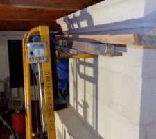 Nous avons lever avec les 2 étais de quelques millimètres pour placer la corniche sous les chevrons. Voilà la corniche est en place. Il n'a plus qu'à descendre les 2 étais et les chevrons vont porter sur la corniche et bloquer l'ensemble.