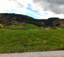 Premi&egrave;re visite du terrain, acc&egrave;s rue. Le terrain est constitu&eacute; d'une all&eacute;e de 40 m de long sur 4 de large, ce qui laisse un rectangle d'environ 700 m&sup2; pour la maison.