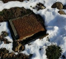 Tabouret collectif, b&eacute;ton cass&eacute; sur me c&ocirc;t&eacute;