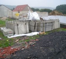 Voici les plaques de béton.