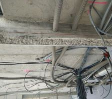 Oooops : Rabotage par le maçon d'une retombée de poutre sur 3cm pour faire passer le placo du plafond :-(