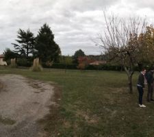 Vue depuis l'entrée du terrain, à l'Ouest