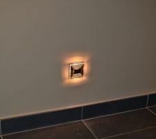 Éclairage des spots du couloir niveau sol et marchés des escaliers