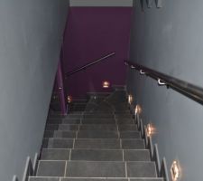 Éclairage des spots du couloir niveau sol et marchés des escaliers