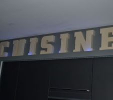 Essais nocturne avec la pose des lettres en polystyrène.