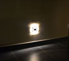 Éclairage des spots du couloir niveau sol et marchés des escaliers