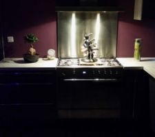 Éclairage de la cuisine par la hotte.
